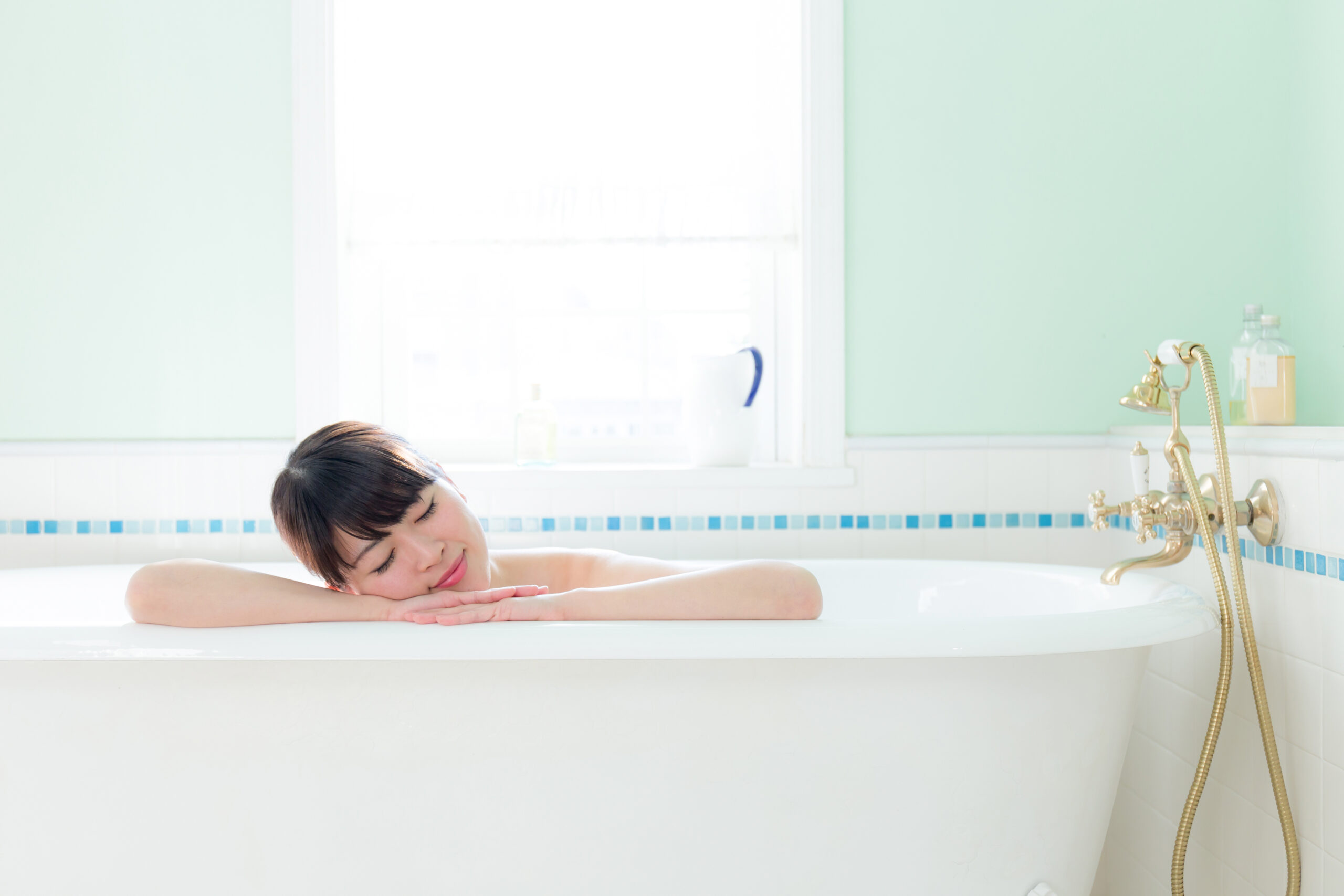 姿勢改善のストレッチをする女性