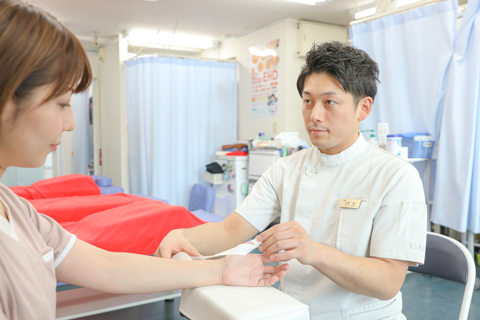 亀戸駅前中央接骨院でのテーピング施術の様子