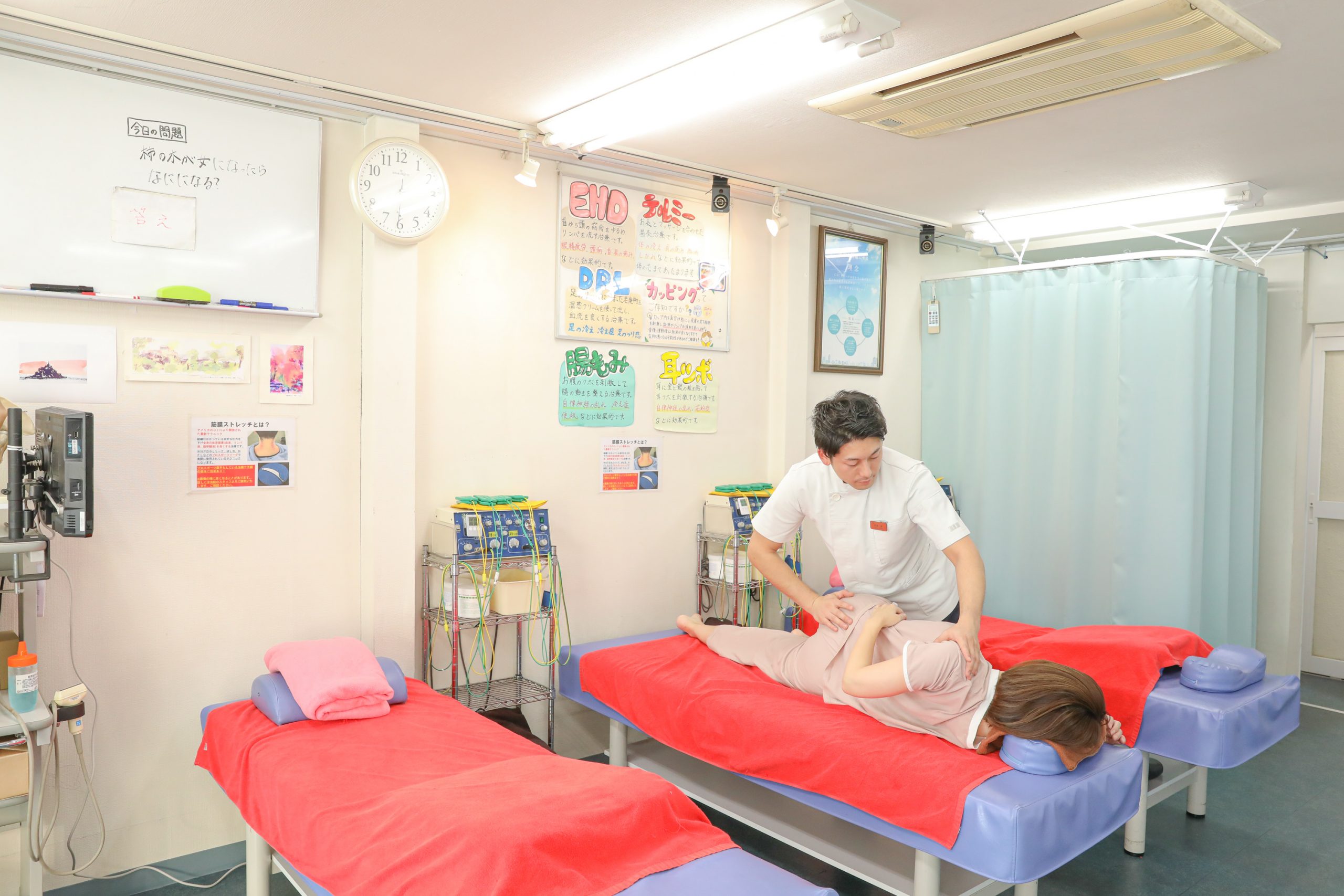 亀戸駅前中央接骨院で骨格矯正をする様子