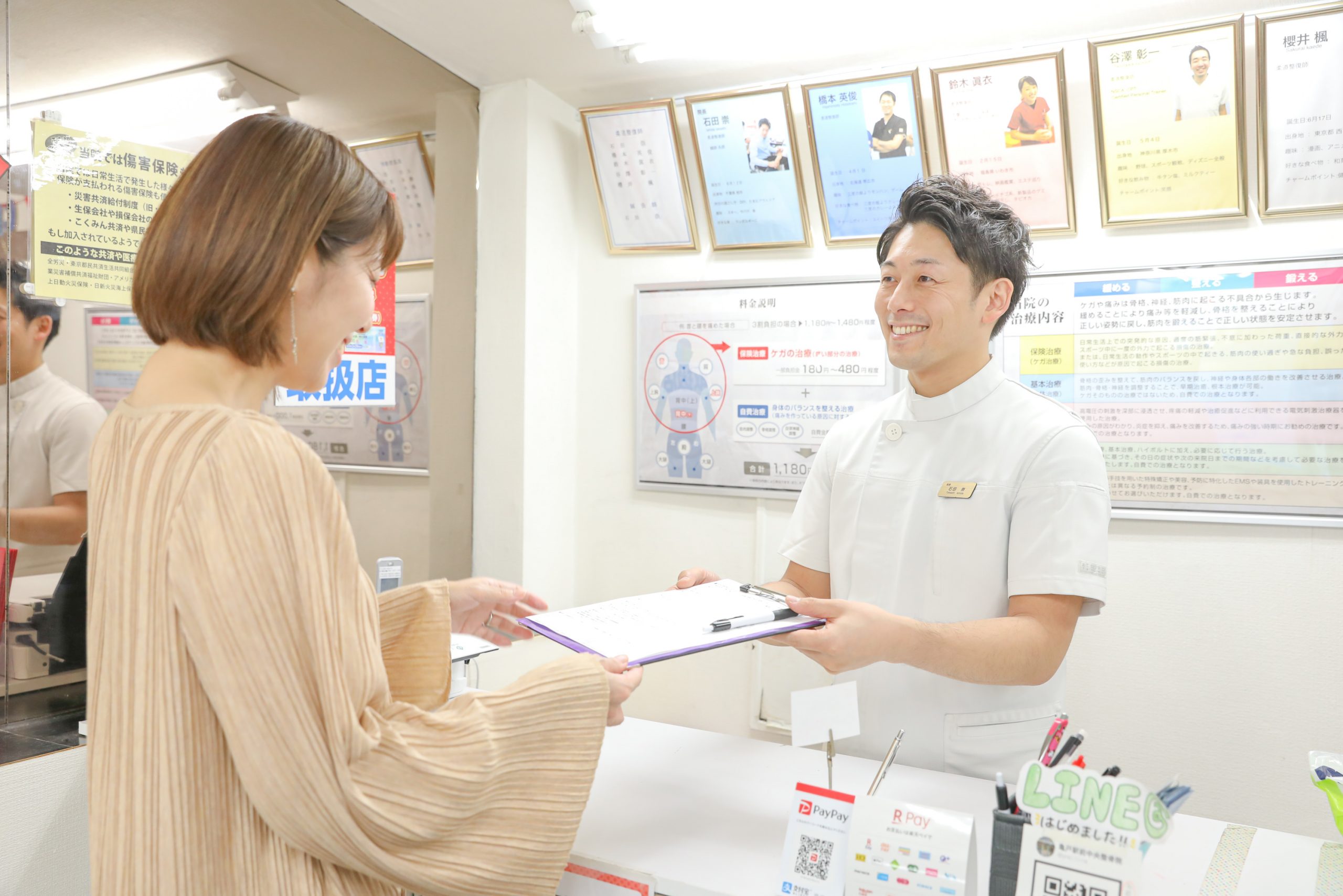 問診票を渡している画像